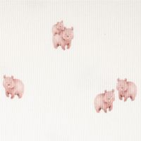 Dieser weiche Rippjersey aus Baumwolle in Natur ist mit einem niedlichen Motiv kleiner Bären in Braun bedruckt. Der Stoff ist 1,2 m breit und ideal für dehnbare Kinderkleidung - Nahaufnahme
