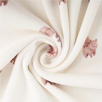 93595-Rippjersey-Rib-Jersey-Stoff-Baumwolle-Baeren-natur-braun-1-2m-Breite-IMG-4176.jpg Dieser weiche Rippjersey aus Baumwolle in Natur ist mit einem niedlichen Motiv kleiner Bären in Braun bedruckt. Der Stoff ist 1,2 m breit und ideal für dehnbare Kinderkleidung - kunstvoll eingedreht in Falten