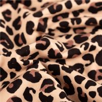 93596-French-Terry-Sommersweat-Leo-Digitaldruck-beige--braun-1-48m-Breite-IMG-4182.jpg Dieser hochwertige French Terry Sommersweat besticht durch einen modischen Leo-Digitaldruck in den klassischen Farben Beige und Braun. Der Stoff liegt 1,48 m breit und ist ideal für bequeme Bekleidungsprojekte - stilvoll drapiert