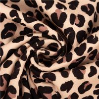 93596-French-Terry-Sommersweat-Leo-Digitaldruck-beige--braun-1-48m-Breite-IMG-4183.jpg Dieser hochwertige French Terry Sommersweat besticht durch einen modischen Leo-Digitaldruck in den klassischen Farben Beige und Braun. Der Stoff liegt 1,48 m breit und ist ideal für bequeme Bekleidungsprojekte - kunstvoll eingedreht in Falten