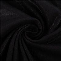 Feiner Musselin Stoff aus reiner Baumwolle in elegantem Schwarz, dezent veredelt mit funkelnden Glitzer-Effekten. Mit einer Breite von 1,35 m eignet sich die luftige Webware hervorragend für festliche Blusen, Tücher oder glanzvolle Kinderbekleidung - kunst