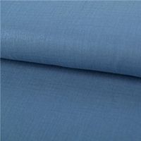 Luftiger Musselin Stoff aus reiner Baumwolle in einem sanften Blau, veredelt mit dezenten Glitzer-Effekten für einen besonderen Look. Die Breite von 1,35 m macht ihn zum idealen Material für sommerliche Tücher, leichte Bekleidung oder glanzvolle Dekoration