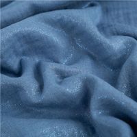 Luftiger Musselin Stoff aus reiner Baumwolle in einem sanften Blau, veredelt mit dezenten Glitzer-Effekten für einen besonderen Look. Die Breite von 1,35 m macht ihn zum idealen Material für sommerliche Tücher, leichte Bekleidung oder glanzvolle Dekoration