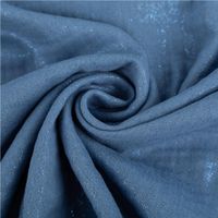 93600-Musselin-Stoff-Baumwolle-Glitzer-Blau-1-35m-Breite-IMG-4234.jpg Luftiger Musselin Stoff aus reiner Baumwolle in einem sanften Blau, veredelt mit dezenten Glitzer-Effekten für einen besonderen Look. Die Breite von 1,35 m macht ihn zum idealen Material für sommerliche Tücher, leichte Bekleidung oder glanzvolle Dekoration