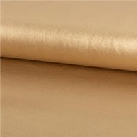 Hochwertiges Kunstleder in glanzvollem Gold Metallic mit einer weichen Viskose-Rückseite für angenehmen Tragekomfort. Das 1,4 m breite Material eignet sich perfekt für modische Bekleidung, Accessoires oder Polsterprojekte - ausgerollt und glatt liegend