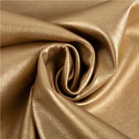 93603-Kunstleder-Lederimitat-Kreativleder-Polsterleder-Bekleidungsleder-mit-Viskose-Gold-Metallic-1-4m-Breite-IMG-4286.jpg Hochwertiges Kunstleder in glanzvollem Gold Metallic mit einer weichen Viskose-Rückseite für angenehmen Tragekomfort. Das 1,4 m breite Material eignet sich perfekt für modische Bekleidung, Accessoires oder Polsterprojekte - kunstvoll eingedreht in Falten