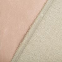 Hochwertiges Kunstleder in elegantem Champagner Metallic mit einer Rückseite aus Viskose für angenehmen Tragekomfort. Das 1,4 m breite Material eignet sich perfekt für modische Bekleidung, Accessoires oder Polsterarbeiten - kunstvoll eingedreht in Falten