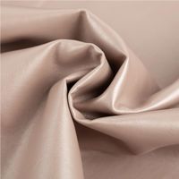 93604-Kunstleder-Lederimitat-Kreativleder-Polsterleder-Bekleidungsleder-mit-Viskose-Champagner-Metallic-1-4m-Breite-IMG-4273.jpg Hochwertiges Kunstleder in elegantem Champagner Metallic mit einer Rückseite aus Viskose für angenehmen Tragekomfort. Das 1,4 m breite Material eignet sich perfekt für modische Bekleidung, Accessoires oder Polsterarbeiten - stilvoll drapiert