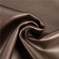 93605-Kunstleder-Lederimitat-Kreativleder-Polsterleder-Bekleidungsleder-mit-Viskose-Braun-Metallic-1-4m-Breite-IMG-4292.jpg Hochwertiges Kunstleder in elegantem Braun Metallic mit einer Rückseite aus weicher Viskose für optimalen Tragekomfort. Das 1,4 m breite Material eignet sich ideal für modische Bekleidung, Accessoires oder Polsterprojekte - kunstvoll eingedreht in Falten