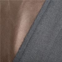 93605-Kunstleder-Lederimitat-Kreativleder-Polsterleder-Bekleidungsleder-mit-Viskose-Braun-Metallic-1-4m-Breite-IMG-4293.jpg Hochwertiges Kunstleder in elegantem Braun Metallic mit einer Rückseite aus weicher Viskose für optimalen Tragekomfort. Das 1,4 m breite Material eignet sich ideal für modische Bekleidung, Accessoires oder Polsterprojekte - mit Rueckseite