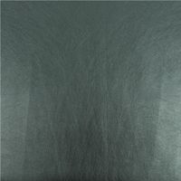 Hochwertiges Kunstleder in markantem Grün Metallic mit weicher Viskose-Rückseite für besten Tragekomfort. Das 1,4 m breite Material eignet sich perfekt für modische Bekleidung, kreative Accessoires oder Polsterprojekte - Vollansicht