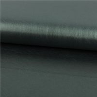 93606-Kunstleder-Lederimitat-Kreativleder-Polsterleder-Bekleidungsleder-mit-Viskose-Gruen-Metallic-1-4m-Breite-IMG-4276.jpg Hochwertiges Kunstleder in markantem Grün Metallic mit weicher Viskose-Rückseite für besten Tragekomfort. Das 1,4 m breite Material eignet sich perfekt für modische Bekleidung, kreative Accessoires oder Polsterprojekte - ausgerollt und glatt liegend