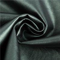 93606-Kunstleder-Lederimitat-Kreativleder-Polsterleder-Bekleidungsleder-mit-Viskose-Gruen-Metallic-1-4m-Breite-IMG-4279.jpg Hochwertiges Kunstleder in markantem Grün Metallic mit weicher Viskose-Rückseite für besten Tragekomfort. Das 1,4 m breite Material eignet sich perfekt für modische Bekleidung, kreative Accessoires oder Polsterprojekte - kunstvoll eingedreht in Falten