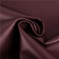 93607-Kunstleder-Lederimitat-Kreativleder-Polsterleder-Bekleidungsleder-mit-Viskose-Beere-Metallic-1-4m-Breite-IMG-4301.jpg Hochwertiges Kunstleder in intensivem Beere Metallic mit einer weichen Rückseite aus Viskose für hohen Tragekomfort. Das 1,4 m breite Material eignet sich ideal für Kleidung, Taschen oder Polsterprojekte - kunstvoll eingedreht in Falten