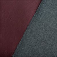 93607-Kunstleder-Lederimitat-Kreativleder-Polsterleder-Bekleidungsleder-mit-Viskose-Beere-Metallic-1-4m-Breite-IMG-4302.jpg Hochwertiges Kunstleder in intensivem Beere Metallic mit einer weichen Rückseite aus Viskose für hohen Tragekomfort. Das 1,4 m breite Material eignet sich ideal für Kleidung, Taschen oder Polsterprojekte - mit Rueckseite
