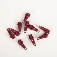 93608-YKK-Schieber-fuer-Reissverschluss-Meterware-Kunststoffspirale-5mm-in-3cm-Breite-Dunkelrot-1-Stk-IMG-5669.jpg Mehrere dunkelrote YKK Schieber für Reißverschluss Meterware mit 5 mm Kunststoffspirale auf weißem Hintergrund
