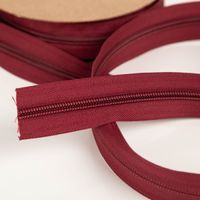 YKK Reißverschluss Meterware mit 5mm Kunststoffspirale in Dunkelrot, Nahaufnahme der fein verzahnten Struktur