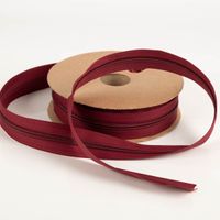 93609-YKK-Reissverschluss-Meterware-Kunststoffspirale-5mm-in-3cm-Breite-individuell-zuschneidbar-Dunkelrot-IMG-5664.jpg Dunkelroter YKK Reißverschluss als Meterware auf Rolle, 3cm breit und individuell zuschneidbar