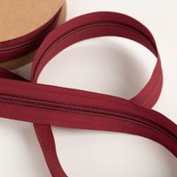 93609-YKK-Reissverschluss-Meterware-Kunststoffspirale-5mm-in-3cm-Breite-individuell-zuschneidbar-Dunkelrot-IMG-5666.jpg Detailansicht der 5mm Kunststoffspirale vom YKK Reißverschluss Meterware in Dunkelrot mit textilem Band