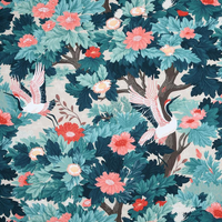 Baumwollstoff mit Kranichen und Blumen in Türkisblau und Rot auf naturfarbenem Hintergrund, glatt ausgebreitet