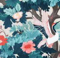 Nahaufnahme Baumwollstoff mit floralen Elementen und Vogelmotiv