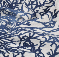 93612-Baumwollstoff-Dekostoff-Korallen-natur-blau-polsterfaehig-155-cm-Screenshot-2026-01-17-122448.png Detailaufnahme Halb-Panama-Stoff mit Korallenmotiv in Blau mit leicht gewelltem Stoff