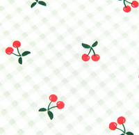 Detailaufnahme des Baumwollstoffs mit kleinen Kirschen und feiner Webstruktur