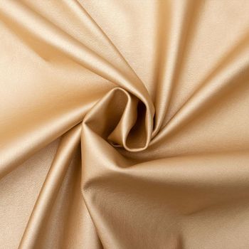 Goldfarbenes Kunstleder mit feiner Lederstruktur und leichtem Glanz