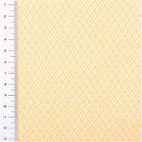 Dekostoff Dobby Diamond Mini Rauten Warm Yellow gelb ecru 1,40m Breite Detailaufnahme eines gelben Stoffmusters mit Rautendesign, mit Meterstab an der Seite.
