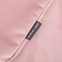 Detail Label von Kissenhülle Samt LeVelvet mit Kederumrandung rosa 70x70 cm, gefüllt fotografiert