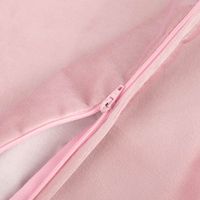 93619-Samtkissen-LeVelvet-mit-Kederumrandung-und-Federfuellung-rosa-70x70cm-von-SCHoeNER-LEBEN--90227-Samtkissen-LeVelvet-mit-Kederumrandung-und-Federfuellung-rosa-70x70cm-von-SCHoeNER-_5.jpg Detailaufnahme Reißverschluss von Kissenhülle Samt LeVelvet mit Kederumrandung rosa 70x70 cm, gefüllt fotografiert