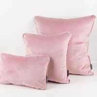 93619-Samtkissen-LeVelvet-mit-Kederumrandung-und-Federfuellung-rosa-70x70cm-von-SCHoeNER-LEBEN--90227-Samtkissen-LeVelvet-mit-Kederumrandung-und-Federfuellung-rosa-70x70cm-von-SCHoeNER-_6.jpg Kissenhülle Samt LeVelvet mit Kederumrandung rosa gefüllt fotografiert, drei Größen hintereinander