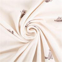 Der hochwertige Bio Jersey Stoff Baumwolljersey Waschbären wollweiß 1,50m Breite besticht durch sein niedliches Tiermotiv. Ideal für bequeme Baby- und Kinderbekleidung sowie weiche, hautfreundliche Accessoires - kunstvoll eingedreht in Falten