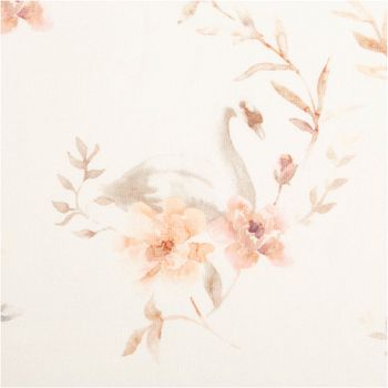 Der hochwertige Bio French Terry Baumwollstoff Schwäne Blumen wollweiß rosa 145cm besticht durch sein verträumtes Motiv. Ideal für bequeme Kinderbekleidung, Sweatshirts oder weiche Accessoires - Nahaufnahme