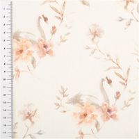 Der hochwertige Bio French Terry Baumwollstoff Schwäne Blumen wollweiß rosa 145cm besticht durch sein verträumtes Motiv. Ideal für bequeme Kinderbekleidung, Sweatshirts oder weiche Accessoires - mit Massband