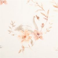 93633-Bio-French-Terry-Baumwollstoff-Schwaene-Blumen-wollweiss-rosa-145cm-IMG-5130.jpg Der hochwertige Bio French Terry Baumwollstoff Schwäne Blumen wollweiß rosa 145cm besticht durch sein verträumtes Motiv. Ideal für bequeme Kinderbekleidung, Sweatshirts oder weiche Accessoires - Nahaufnahme