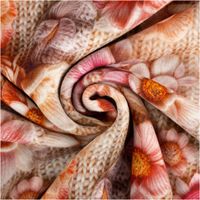 Der weiche Alpenfleece Stoff Digitaldruck Strickoptik Blüten wollweiß rosa 1,50m Breite überzeugt durch sein realistisches Blumenmuster. Ideal für wärmende Pullover, gemütliche Decken oder winterliche Accessoires - kunstvoll eingedreht in Falten
