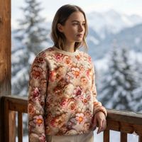 Der weiche Alpenfleece Stoff Digitaldruck Strickoptik Blüten wollweiß rosa 1,50m Breite überzeugt durch sein realistisches Blumenmuster. Ideal für wärmende Pullover, gemütliche Decken oder winterliche Accessoires - als Pullover praesentiert