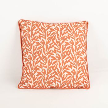 Das hochwertige Dekokissen Blätter Leinenstruktur mit Kederumrandung weiß orange 40x40cm besticht durch sein lebendiges, orangefarbenes Blättermuster auf hellem Grund. Ideal für herbstliche oder sommerliche Farbakzente - Vollansicht