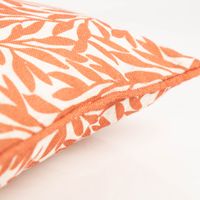 Das hochwertige Dekokissen Blätter Leinenstruktur mit Kederumrandung weiß orange 40x40cm besticht durch sein lebendiges, orangefarbenes Blättermuster auf hellem Grund. Ideal für herbstliche oder sommerliche Farbakzente - Kissenecke
