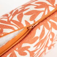 Das hochwertige Dekokissen Blätter Leinenstruktur mit Kederumrandung weiß orange 40x40cm besticht durch sein lebendiges, orangefarbenes Blättermuster auf hellem Grund. Ideal für herbstliche oder sommerliche Farbakzente - mit offenem Reissverschluss
