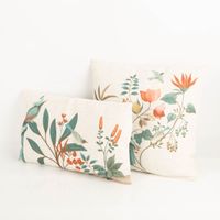 Das hochwertige Dekokissen Leinenstruktur Vögel Blumen Blätter natur marsala grün 45x45cm besticht durch sein detailreiches, florales Design mit Vögeln. Ideal für stilvolle Akzente im Wohnbereich - mit weiterem Kissen praesentiert