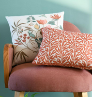 Das hochwertige Dekokissen Leinenstruktur Vögel Blumen Blätter natur marsala grün 45x45cm besticht durch sein detailreiches, florales Design mit Vögeln. Ideal für stilvolle Akzente im Wohnbereich - auf Sessel praesentiert