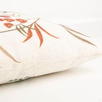 93651-Dekokissen-Leinenstruktur-Voegel-Blumen-Blaetter-natur-marsala-gruen-45x45cm-IMG-5468.jpg Das hochwertige Dekokissen Leinenstruktur Vögel Blumen Blätter natur marsala grün 45x45cm besticht durch sein detailreiches, florales Design mit Vögeln. Ideal für stilvolle Akzente im Wohnbereich - Detailaufnahme der Kissenecke
