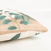 Das hochwertige Dekokissen Leinenstruktur Vögel Blumen Blätter natur marsala grün 30x50cm besticht durch sein nostalgisches Design mit exotischen Vögeln und Blüten. Ideal für elegante Wohnakzente im Vintage-Stil - Detailaufnahme des Kissenecke