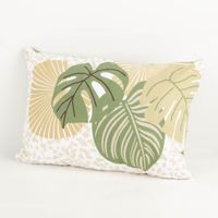 Das hochwertige Dekokissen Monstera-Blätter Baumwolle weiß grün 40x60cm besticht durch sein sommerliches Design mit verschiedenen grünen Blättern auf gemustertem Grund. Ideal für frische Akzente auf Ihrem Sofa oder Sessel - Vollansicht