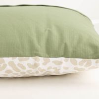 Das hochwertige Dekokissen Monstera-Blätter Baumwolle weiß grün 40x60cm besticht durch sein sommerliches Design mit verschiedenen grünen Blättern auf gemustertem Grund. Ideal für frische Akzente auf Ihrem Sofa oder Sessel - von der Seite