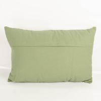 Das hochwertige Dekokissen Monstera-Blätter Baumwolle weiß grün 40x60cm besticht durch sein sommerliches Design mit verschiedenen grünen Blättern auf gemustertem Grund. Ideal für frische Akzente auf Ihrem Sofa oder Sessel - Rueckseite