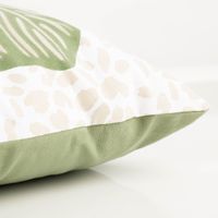 Das hochwertige Dekokissen Monstera-Blätter Baumwolle weiß grün 40x60cm besticht durch sein sommerliches Design mit verschiedenen grünen Blättern auf gemustertem Grund. Ideal für frische Akzente auf Ihrem Sofa oder Sessel - Kissenkante