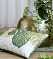 Das hochwertige Dekokissen Monstera-Blätter Baumwolle weiß grün 40x60cm besticht durch sein sommerliches Design mit verschiedenen grünen Blättern auf gemustertem Grund. Ideal für frische Akzente auf Ihrem Sofa oder Sessel - in Szene gesetzth